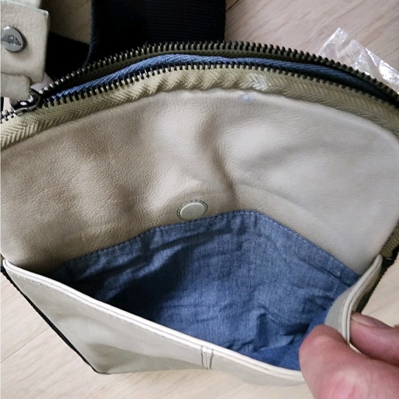 Modern The Police Genuine Leather w/Tech Trim Cross Body Bag Designed in Italy - Picture 11 of 14